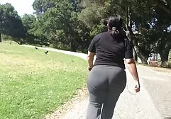 Donna anziana con grandi pompino amatoriale trans tette strofina la figa pelosa