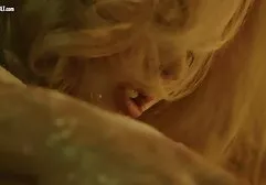 Masturbandosi sul divano con trans amatoriale video