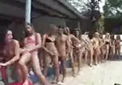 Tranny trans amatoriali mostra il suo corpo caldo