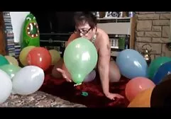Domina che ama il giocattolo umilia trans amatoriale un uomo nudo
