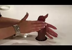 Nudo babe Tracy Nagawi massaggi delicatamente la figa trans amatoriale e il clitoride a raggiungere l'orgasmo